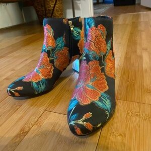 CUTE floral booties! A small heel. Super funky!
